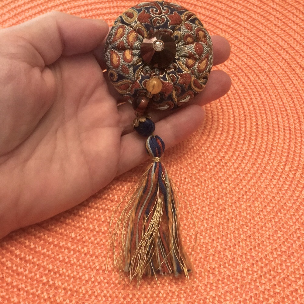 PUFF FABRIC TASSEL PIN